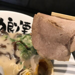 狼煙 諏訪店 - 豚骨らーめん＠690円粉落とし+味付半熟煮玉子＠130円のチャーシュー