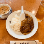 Yokohama Chukagai Beijing Hanten - 牛ヒレ肉の中華カレーライス¥1,500、冷たいお茶は別途¥300です。