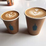 Blue Bottle Coffee Kyoto Cafe - カフェラテ 520円（右）
                        カプチーノ 500円（左）