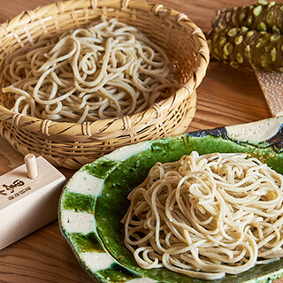 丁寧な手碾きにより生まれた、香りと食感を最大限味わえる蕎麦