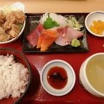 Yokatai Harumi Toriton Ten - お刺身と唐揚げ定食　980円