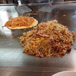 Shizuma - 広げた玉子焼きの上に、お好みソース＆ケチャップで味付けしたそばを載せて⇨ひっくり返して野菜の上に載せて