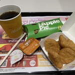 マクドナルド - マックチキンナゲット（5ピース、バーベキューソース）、ホットアップルパイ、プレミアムローストコーヒーSサイズです。(2020年1月)