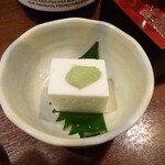 江戸や鮨八 - お通しの冷ややっこ