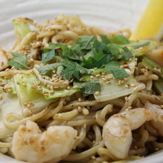 We offer Yakisoba (stir-fried noodles) made with Asakusa Kakarou's special extra-thick straight noodles!