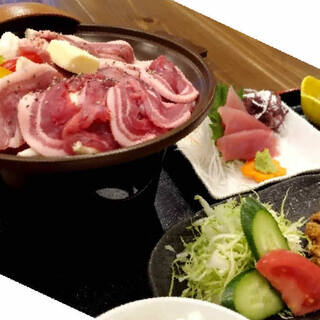 かめ名物「いのしし三種（３部位）陶板焼」