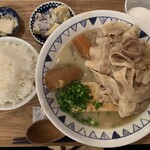 Gochiton Yoyogi Hon Ten - 山盛りごちとん豚汁＋一汁二菜の豚汁定食。