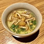 食と和酒の店 暁 - お通し：なめこの茶碗蒸し