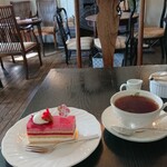 Enoki Tei Hon Ten - ケーキセット、ロザライチと紅茶。カップにたっぷりでうれしい。ケーキ、予想外に美味しかった(見くびりすぎ) 1221円税込み。