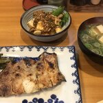 Takenoko - ランチ800円の焼き魚と麻婆豆腐と味噌汁