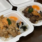 クマ カフェ - トリモモ甘酢丼と、ハラミステーキ丼（右）（各750円）_2020年2月