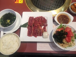 Yakiniku Nabeshima Hayatocho Ten - ご飯とワカメスープが揃い焼肉スタート