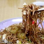 焼きそば櫻井 - ソースをかける前から茶色い「二度蒸かし麺」