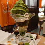 Chacha Ya Nanzan En Verusauoku Nishio Ten - 西尾金の抹茶和みパフェ  抹茶ソフトクリームがたっぷりです  底は寒天とわらび餅が入っています  脇に添えられた白いスティックで抹茶を好きなだけ振りかけて食べます  横のお茶の生チョコも美味しい