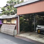 Kokono E - お店の向かって右側が駐車場です