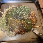 Okonomiyaki Teppanyaki motto - 肉玉700円、おもちトッピング150円。