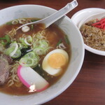 安べえ食堂 - ラーメンと半チャーハン　750円