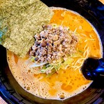 Hakata Tonkotsu Ramen Shirohige - 泡泡な豚骨スープ、風味がしっかり感じられるパンチの効いた一杯