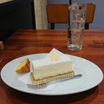 Patisserie Kugura Pan Joinasuterasu Futamatagawa Ten - ドリンクセットでレモネード。フロマージュクリュ レアチーズケーキ ふわふわふわ