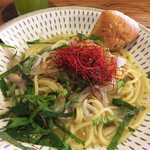 NIHONBASHI BREWERY - 今日の PASTA。セットで¥1150 堀川牛蒡、生しらすのペペロンチーノ。大量に見えますが辛くない唐辛子、良さげなオリーブオイルとしらすの塩味のスープが程よく乳化してあっさり美味。生パスタがやみつきの食感。