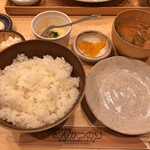 Butaniku Ryori Senmon Ten Tonkatsu Nori - とんかつのり盛りに付くご飯（大盛り）・味噌汁・小鉢（マカロニサラダ）