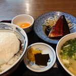 山本屋食堂 - 雪見丼。味噌汁。鯖の煮付け