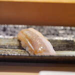 Sushi Yasu - 鮃の縁側：表と裏の二枚付け