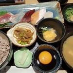 Gyoshoku Dokoro Kazutoyo Hattori Ryokuchi Koen Ten - 宇和島風　海鮮めし定食￥1,000