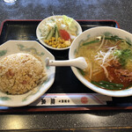 龍泉 - 台湾ラーメンセット880円。台湾ラーメンに半炒飯にミニサラダ付き。