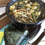 Teuchi Soba Yoshi - 山菜そば 850円とおにぎり梅 150円