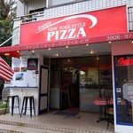 ROCCO'S NEW YORK STYLE PIZZA - お天気のいい日は外のカウンターでサク飲みもナイスです！