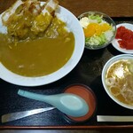 Minoya - 定食のような、カツカレー。　このカレー、見た目よりかなり旨い。