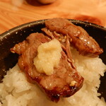 Tokusen Kuroge Wagyu Yakiniku Nishijin Hatsuki - ニンニクを添えるとご飯が止まらん！(笑)