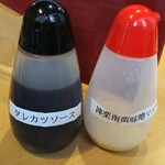 Wappa Meshi Ichiya - 卓上には「神楽南蛮味噌マヨネーズ」と「タレカツソース」が