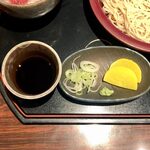 Motenashi Ya Sho Nishi Nippori Ten - 十割蕎麦と鮪ねぎとろ丼セット ¥920 の漬物、薬味、つゆ