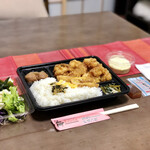 カラフル - チキン南蛮弁当…680円／大人用、500円／子供用※写真は、漬物と梅干し抜き仕様のお弁当です。