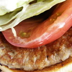 MOS BURGER Tsurukawa Ten - とびきりハンバーグサンド 「トマト＆レタス」の具アップ！