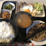 ヒロミ - アジ定食500円。