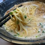 つけ麺 ぼうず - 背脂魚介らぁ麺（麺持ち上げ）