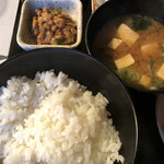 ヒロミ - ご飯、納豆、味噌汁。