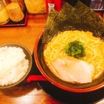 Yokohama Iekei Ramen Gachi Ya - ラーメン(醤油) ライス