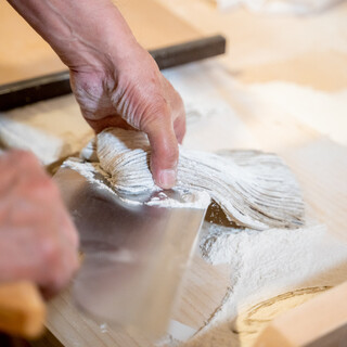 Coarsely ground soba noodles made with the native soba brown soba, which has a deep flavor.