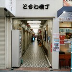 炭火焼とり 安喜 - こちらの通りの中ほどに、お店が、あります。