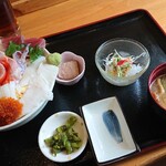 居酒屋 あまやどり - ちらし寿司定食 700円、ネタご飯大盛 330円(全て税込)