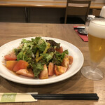 Hana Chaya Hotel Rotein Tokoname Ekimae Ten - 無料サービスの生グラスビールにトマトサラダ580円。