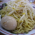 金龍 - アップで！　もやしもたっぷり。。麺は少し太めで食感良し♪