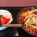 Aka Kabe - 辛味噌ラーメンとミニカツカレー丼セット　980円