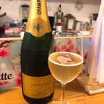 Stand Shan Shoku Osaka Kitashinchi Champagne & Gyoza Bar - 