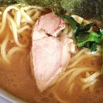 家系ラーメン 沼津家 - チャーシューは小さめ(*_*)