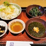 大戸屋 - しゃきしゃきキャベツ、あかもく、ひじき煮、ほうれん草の胡麻和え